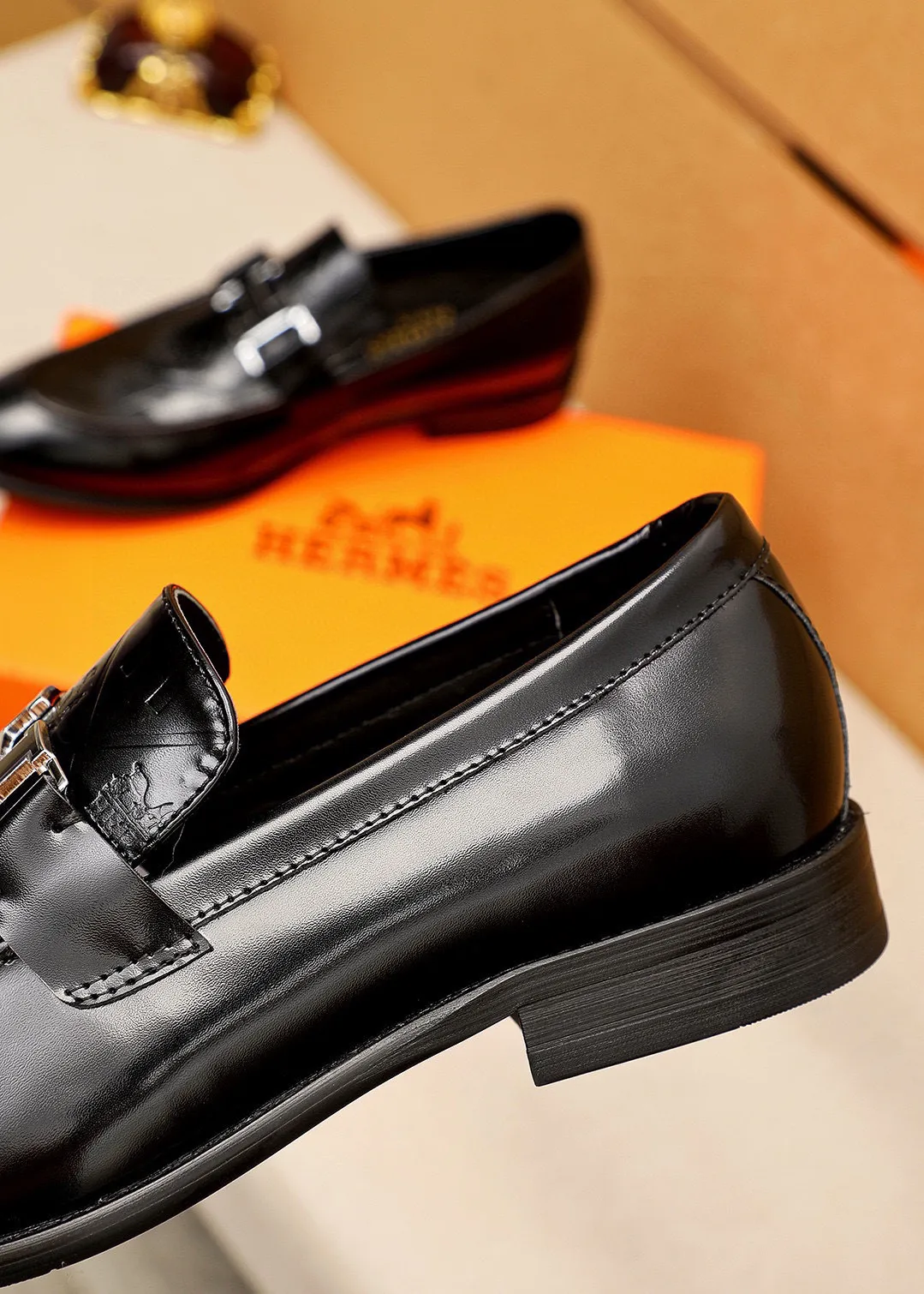 Men's shoes 💰460 💐 Product trademark: HERMES "Hermès" casual leather shoes Regular size: 39-44 (38.45.46🉑️Customized) Product materials: Selected imported first-layer open-edge beaded calfskin embossed upper + classic hardware buckle, imported water-dyed 🐂 cowhide lining. Strong three-dimensional visual effect, combined outsole Color: 1⃣️color optional